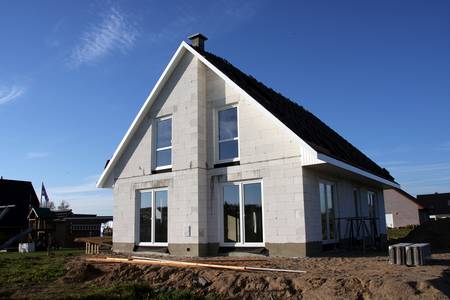 Einfamilienhaus im Rohbau auf Baustelle