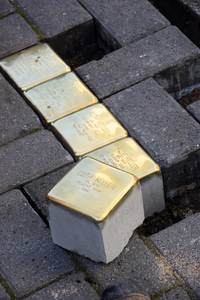 Der Stein von Edith Keller wird als fünfter Stolperstein verlegt.