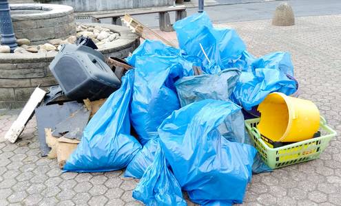 Gesammelter Müll am Parkplatz des Haus Schlesiens