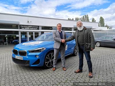 Übergabe des BMW durch den Filialleiter von BMW Hakvoort Königswinter Nico Baur an den Geschäftsbereichsleiter Kultur Ulrich Berres