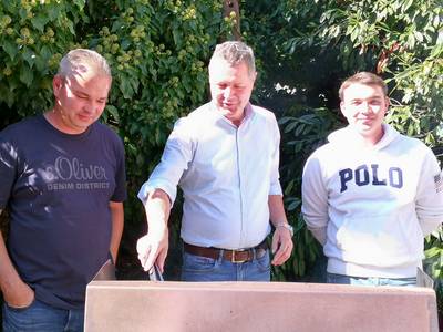 Bürgermeister Peter Wirtz bedankt sich bei allen Ehrenamtlichen für ihren Einsatz und steht als Helfer auch selbst mit am Grill.