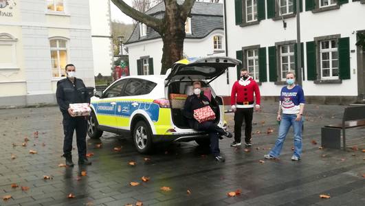 Ordnungsamt und Sozialdienst verteilen geschenke für das städtische Obdachlosenheim