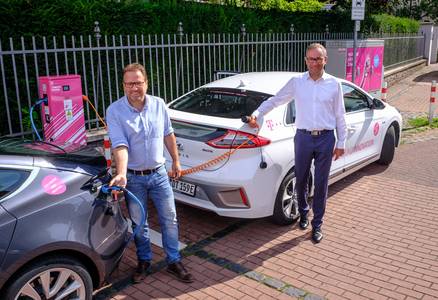 Bürgermeister Lutz Wagner und Bruno Jacobfeuerborn, Geschäftsführer der Telekom-Tochter Comfort Charge GmbH an der E-Ladesäule in der Meerkatzstraße Königswinter