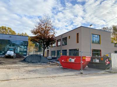 Baustellenbild: Die Fertigstellung des Hallenbads und der Kindertagesstätte verzögert sich