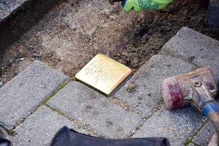 Der erste Stolperstein für Rosa Keller ist im Boden eingelassen worden.