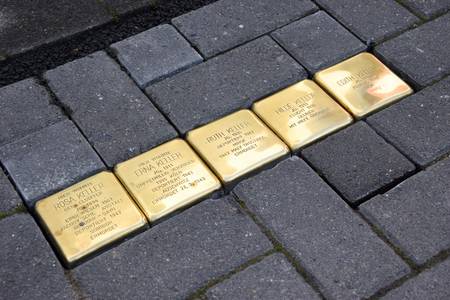 Die fünf Stolpersteine für Rosa, Erna, Ruth, Hilde und Edith Keller erinnern nun in der Bachstraße an das Schicksal der Familie.