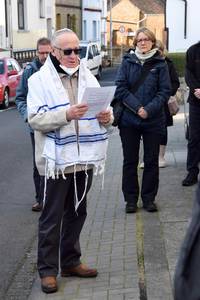 Eli Harnik spricht das Totengebet für die Verstorbenen.