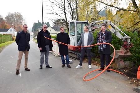 v.l.n.re. Herr Neumann (Geschäftsführer GFS), Herr Koch (Geschäftsbereichsleiter Tief- und Gartenbau), Bürgermeister Wagner, Herr Gerlach (Geschäftsführer Disquom) und Herr Leckelt (Primevest-Capital-Partners Deutschland GmbH) stellen den Start des Glasfaserausbaus in Sassenberg vor.