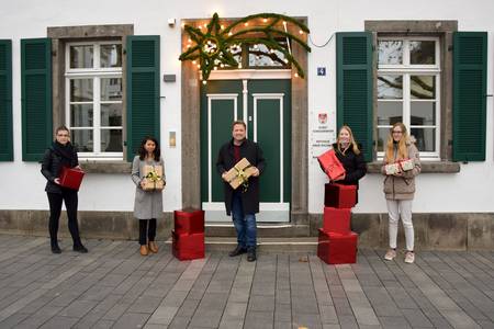 Bürgermeister Lutz Wagner (Mitte), die Auszubildenden der Stadtverwaltung und die Projektleiterin Sarah Thomas (li.) freuen sich über den Start der Wunschbaumaktion 2021.