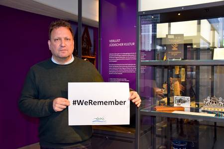 Bürgermeister Lutz Wagner unterstützt die #WeRemember-Kampagne und ruft damit zum Gedenken und Zusammenstehen gegen Antisemitismus und Rassismus auf.