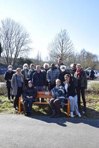 Eine der Bänke steht an der Bushaltestelle Haus Heisterbach, wo sich ein engagiertes Team von Mitarbeitenden und ehrenamtlich Helferenden tatkräftig bei der Begleitung von Gewalt betroffenen Frauen und deren Kinder einsetzt.