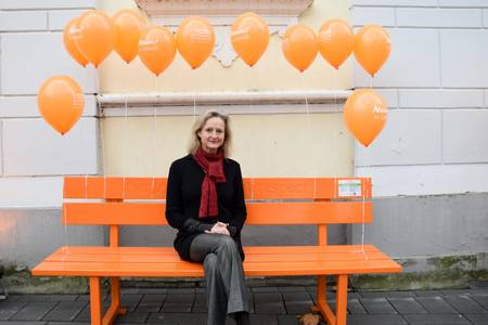 Gleichstellungsbeauftragte Frauke Fischer auf einer der Orangenen Bänke