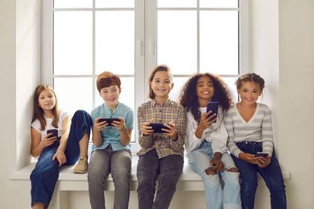 Eine Gruppe von Kindern mit smartphone