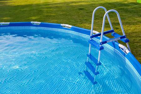 Symbolbild Swimmingpool im Garten