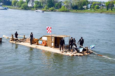 Die Schiltacher Flößer bei ihrer Ankunft in Königswinter