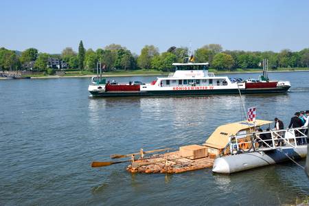 Das Floss der Schiltacher Flößer am Rhein vor der Rheinfähre Königswinter