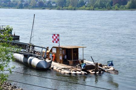 Das Floß liegt an der Landungsbrücke in der Altstadt von Königswinter