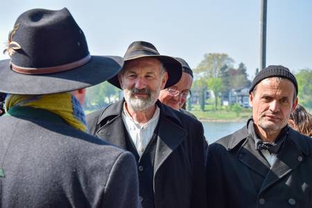 Der stellvertretende Bürgermeister Jürgen Kusserow (von hinten) begrüßt die Flößer in Königswinter