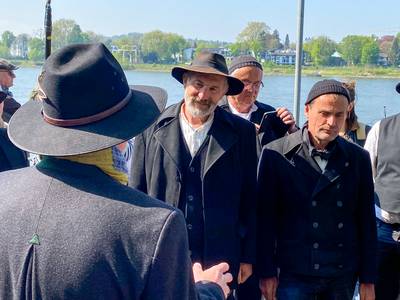 Der stellvertretende Bürgermeister Jürgen Kusserow (von hinten) begrüßt die Flößer in Königswinter