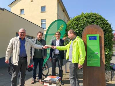 Rüdiger Ratzke (li.) und Herbert Fischer (re.) vom Verein „De dollen Dörfler” freuen sich mit Bürgermeister Lutz Wagner und Thomas Krischik von der Westenergie AG über die Eröffnung des neuen Bücherschranks.