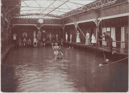 Innenansicht des Badeschiffs, Fotografie, vor 1925