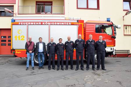 Bürgermeister Lutz Wagner (2.v.li.) bedankte sich bei den Einsatzkräften der Freiwilligen Feuerwehr Königswinter für die tatkräftige Unterstützung im Waldbrandeinsatz in Frankreich.