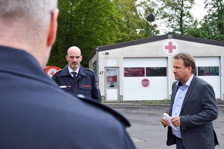 Bürgermeister Lutz Wagner bedankt sich bei den Einsatzkräften