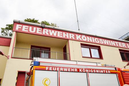 Feuerwehrgerätehaus Königswinter-Altstadt und Fahrzeug vor der Wache