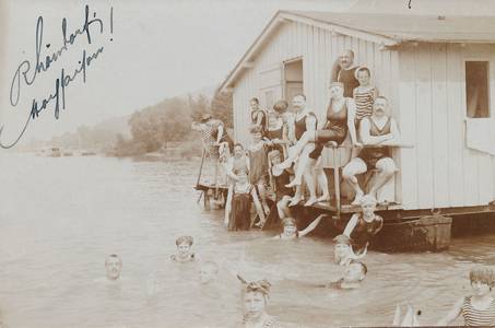 Menschen beim Baden im Strandbad Rhöndorf, Fotografie, um 1925