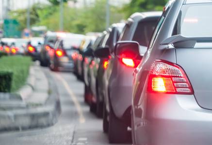 Viele Autos im Stau, Rückansicht mit Bremslichtern