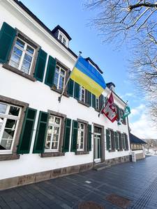 Die Ukraine-Flagge weht an Haus Bachem