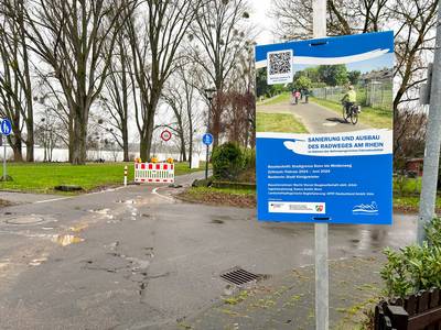 Ein Hinweisschild, das vor der Absperrung zum Radweg auf die Umbaumaßnahme hinweist