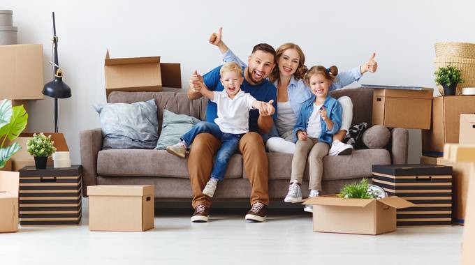 Familie in neuem Haus auf Couch