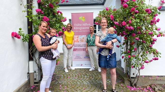 v.l.n.re. Anna Malorny mit Merle, Ute Berledt-Dörr von Frühe Hilfen, Dezernentin Heike Jüngling, Sabrina Wegge mit Felix