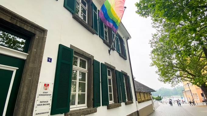 Am Haus Bachem wurde die Regenbogenfahne für Toleranz, Vielfalt, Respekt und gegen jegliche Art von Diskriminierung gehisst