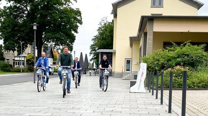 Bürgermeister Lutz Wagner testete das System am Bahnhof Königswinter zusammen mit dem Fachbereichsleiter Verkehr und Mobilität des Rhein-Sieg-Kreises, Herrn Dr. Berbuir, dem Geschäftsführer der RSVG, Herrn Otto und dem Account-Manager von nextbike, Herrn Löhr.