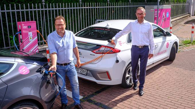 Bürgermeister Lutz Wagner und Bruno Jacobfeuerborn, Geschäftsführer der Telekom-Tochter Comfort Charge GmbH an der E-Ladesäule in der Meerkatzstraße Königswinter