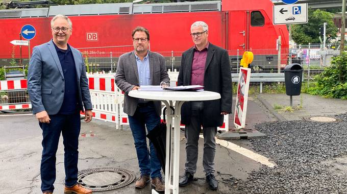 Technischer Dezernent Theo Krämer, Bürgermeister Lutz Wagner und Albert Koch, Geschäftsbereichsleiter Tief- und Gartenbau bei der Unterzeichnung der Vereinbarung