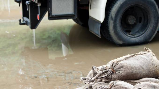 Symbolbild: Feuerwehr leistet mit Sandsäcken Hilfe vor Hochwasser