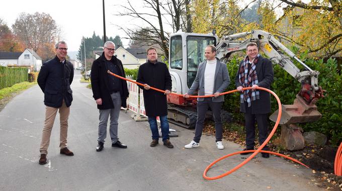 v.l.n.re. Herr Neumann (Geschäftsführer GFS), Herr Koch (Geschäftsbereichsleiter Tief- und Gartenbau), Bürgermeister Wagner, Herr Gerlach (Geschäftsführer Disquom) und Herr Leckelt (Primevest-Capital-Partners Deutschland GmbH) stellen den Start des Glasfaserausbaus in Sassenberg vor.