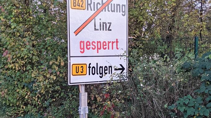 Hinweisschild zur Sperrung der B42