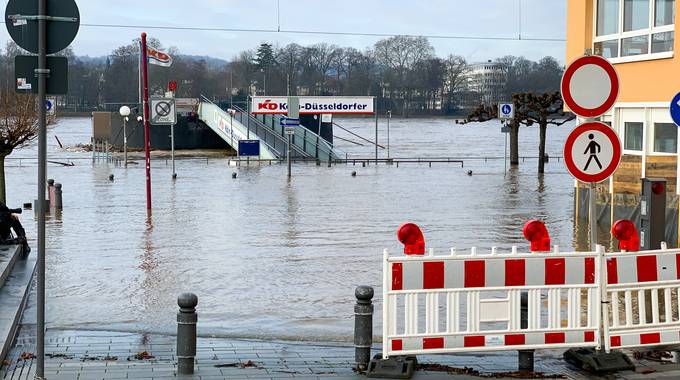 Hochwasser Absperrung am Marktplatz, Archivbild