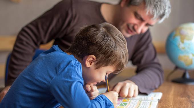 Ein Lernpate hilft einem Schüler bei den Hausaufgaben