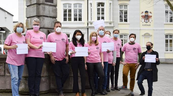 Mitarbeitende des Rathauses Königswinter-Altstadt sowie der Bürgermeister und die Gleichstellungsbeauftragte setzen ein Zeichen gegen Rassismus