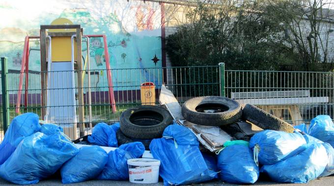 Gesammelter Müll am Spielplatz Stieldorferhohn