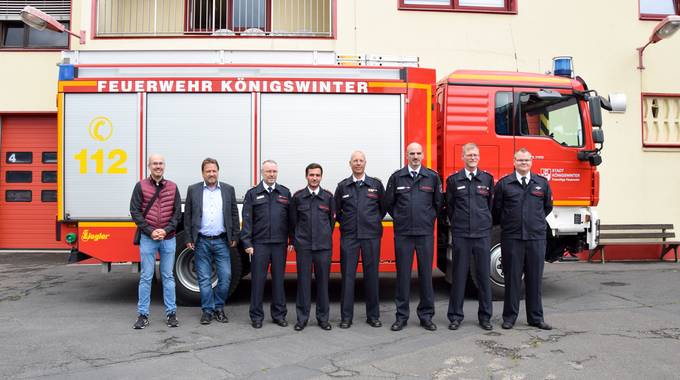 Bürgermeister Lutz Wagner (2.v.li.) bedankte sich bei den Einsatzkräften der Freiwilligen Feuerwehr Königswinter für die tatkräftige Unterstützung im Waldbrandeinsatz in Frankreich.