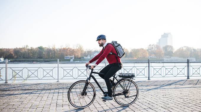 Radfahrer auf dem Weg zur Arbeit