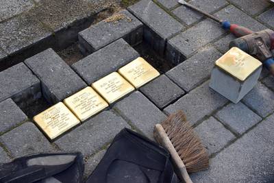 Vier der fünf Stolpersteine sind verlegt.