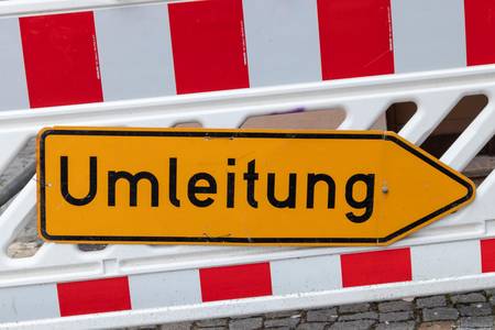 adobestock 567116369 fabian ibelherr umleitung schild