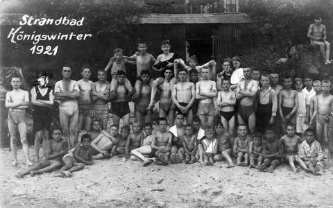 Kinder und Jugendliche an einer Badestelle am Rhein, 1921